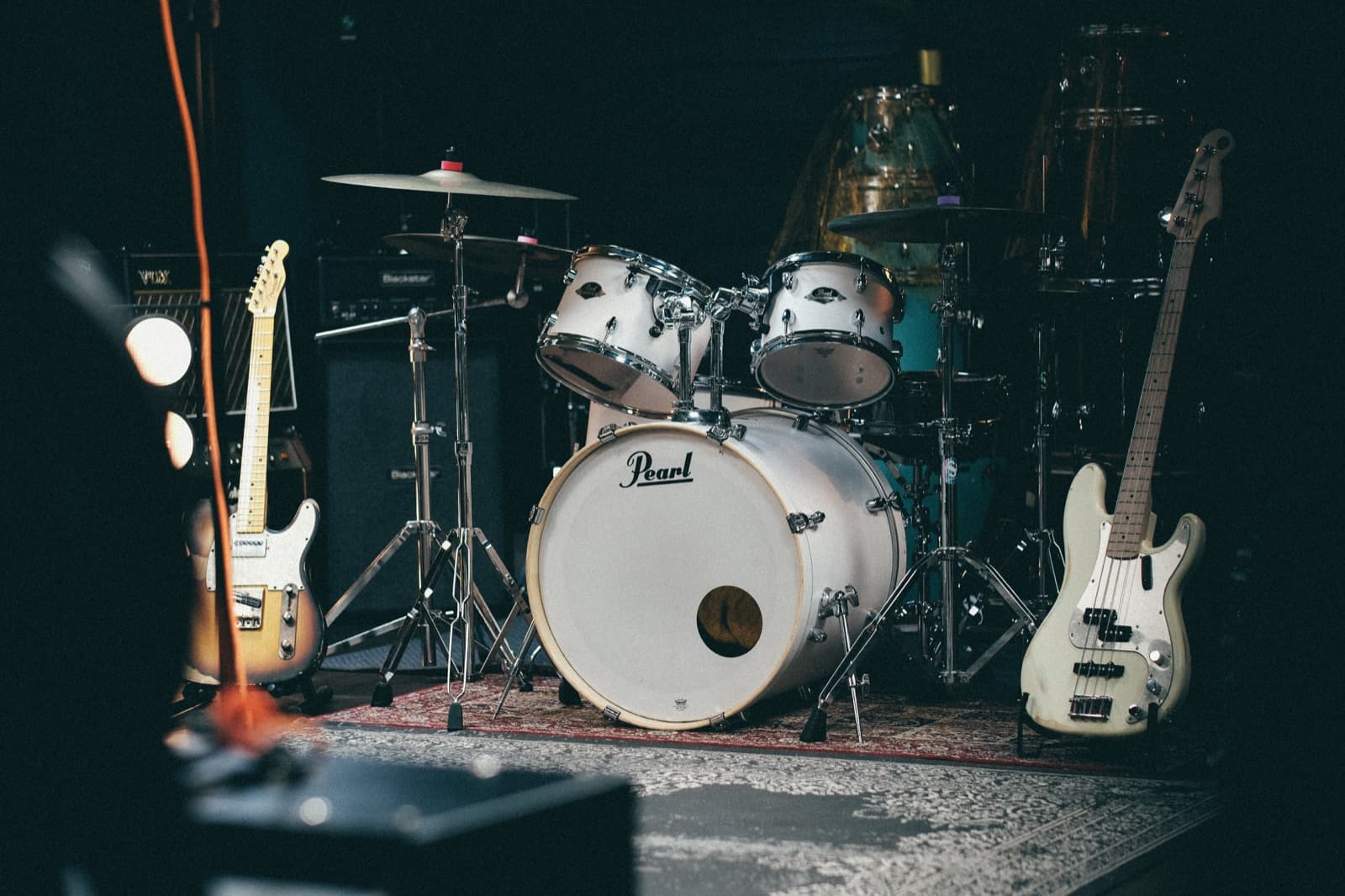 Pearl drum kit with cymbals